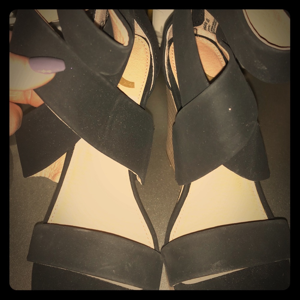 Black wedges